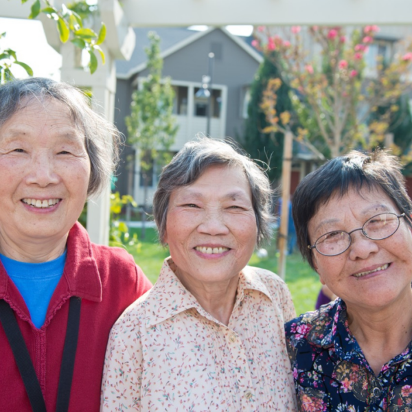 un grupo de mujeres sonriendo para una foto