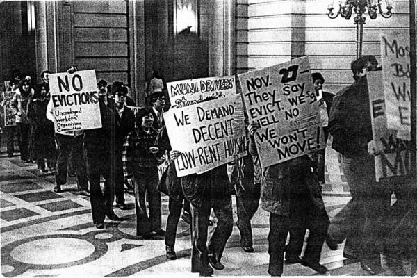 Manifestantes en el Ayuntamiento de San Francisco exigen la retirada de la orden de desalojo del Hotel Internacional situado en el 848 de la calle Kearny. Foto de 1976 de Nancy Wong